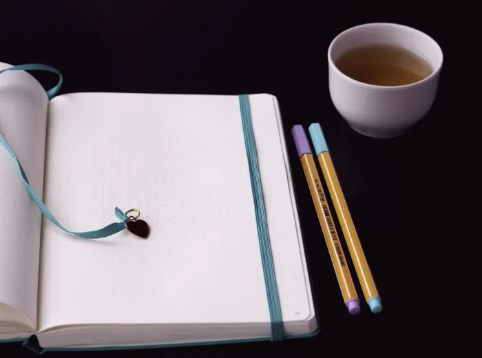 Contas feitas com calculadora e caderno